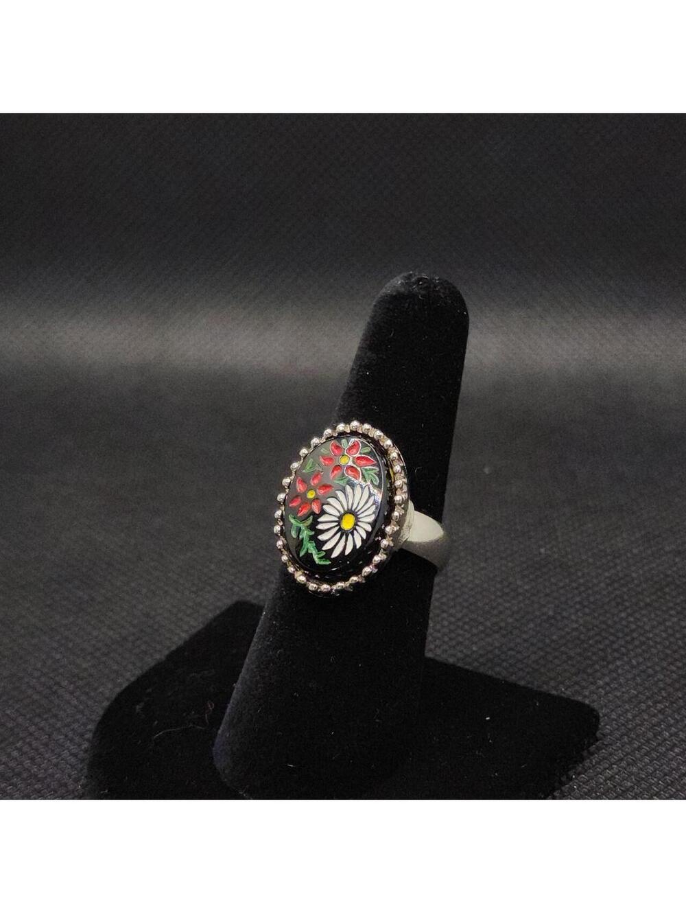 Size 7 Vintage 70s silver tone floral ring with silver and black details